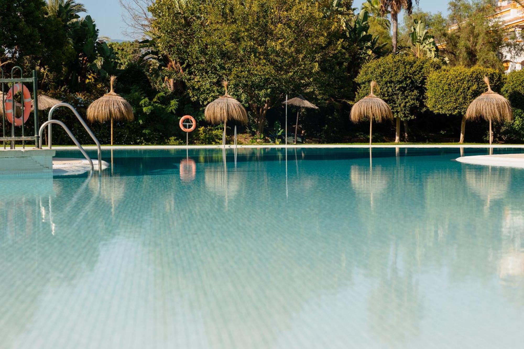 Ground Floor Holiday Apartment With Terrace And Pool In Puerto Banus, Marbella Bagian luar foto