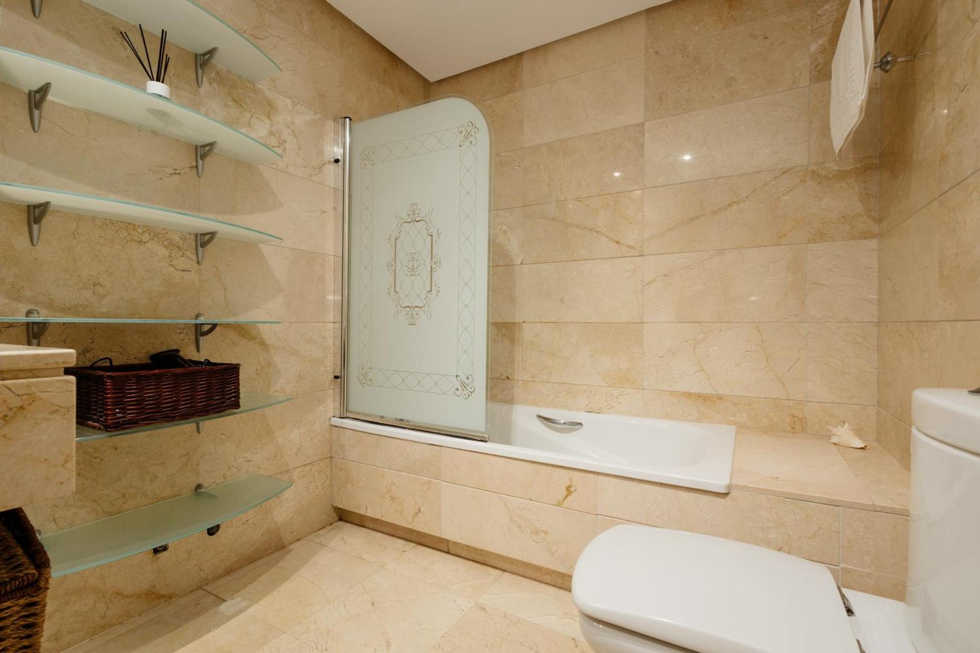 Ground Floor Holiday Apartment With Terrace And Pool In Puerto Banus, Marbella Bagian luar foto