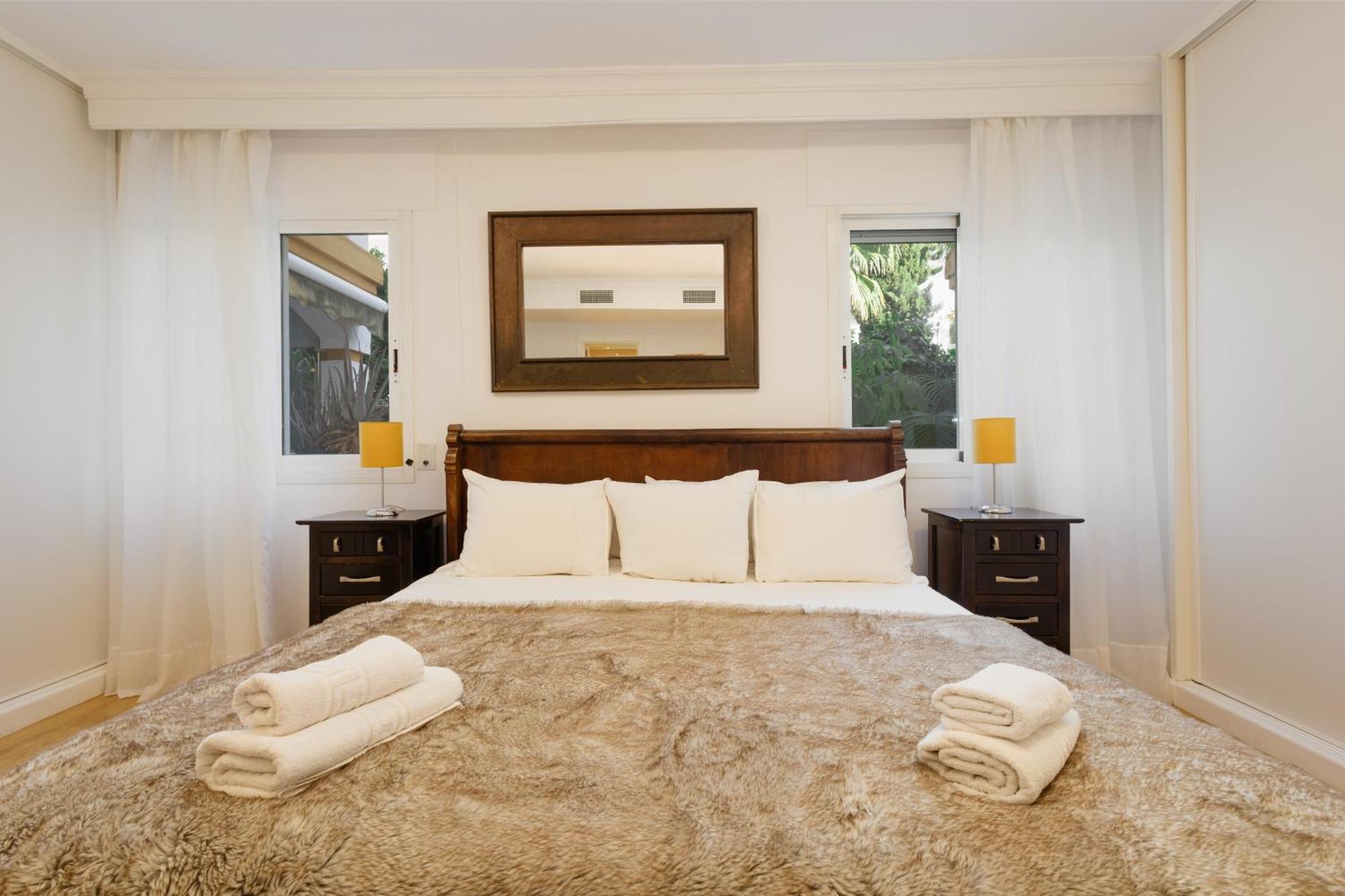 Ground Floor Holiday Apartment With Terrace And Pool In Puerto Banus, Marbella Bagian luar foto