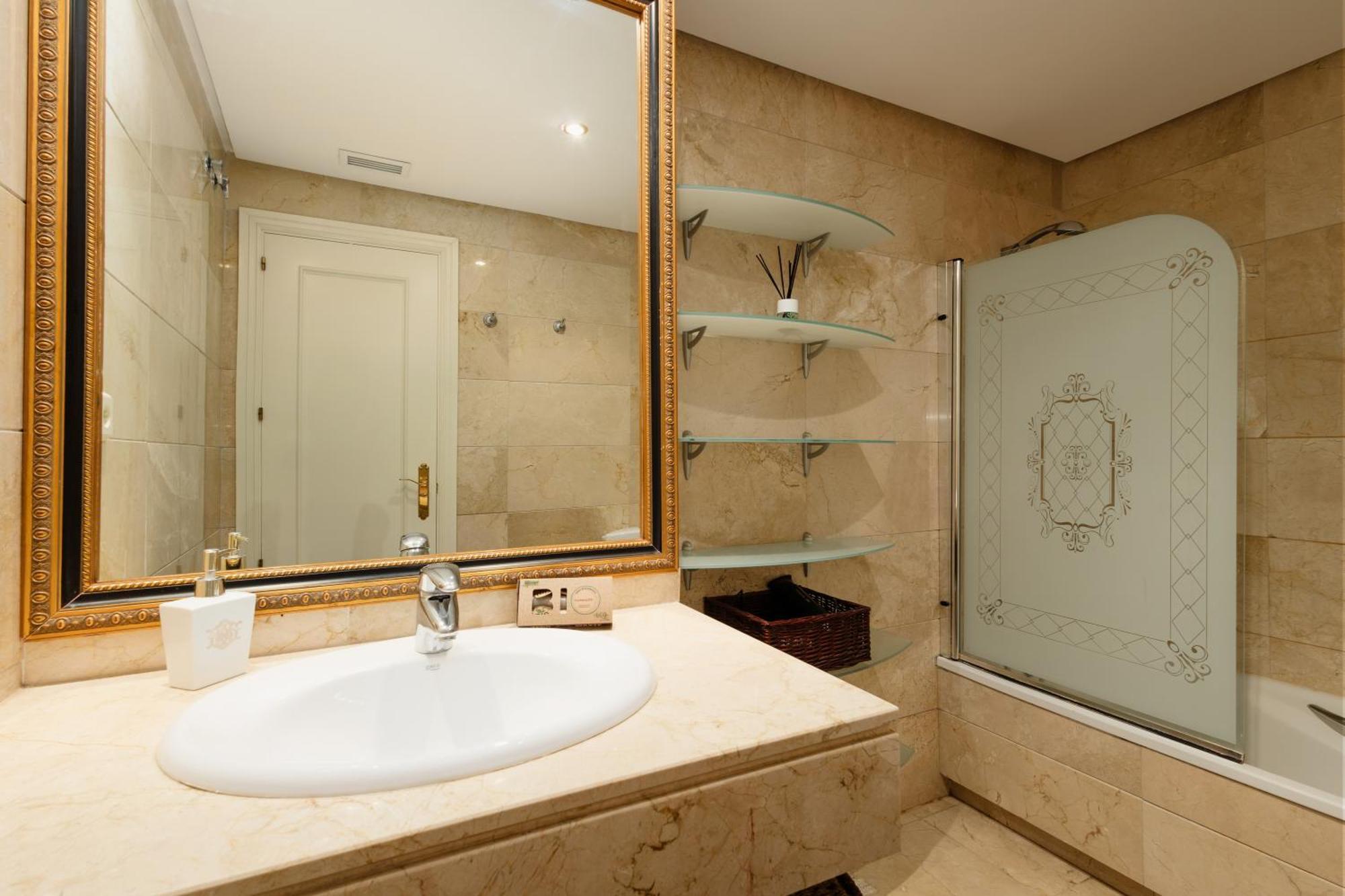 Ground Floor Holiday Apartment With Terrace And Pool In Puerto Banus, Marbella Bagian luar foto