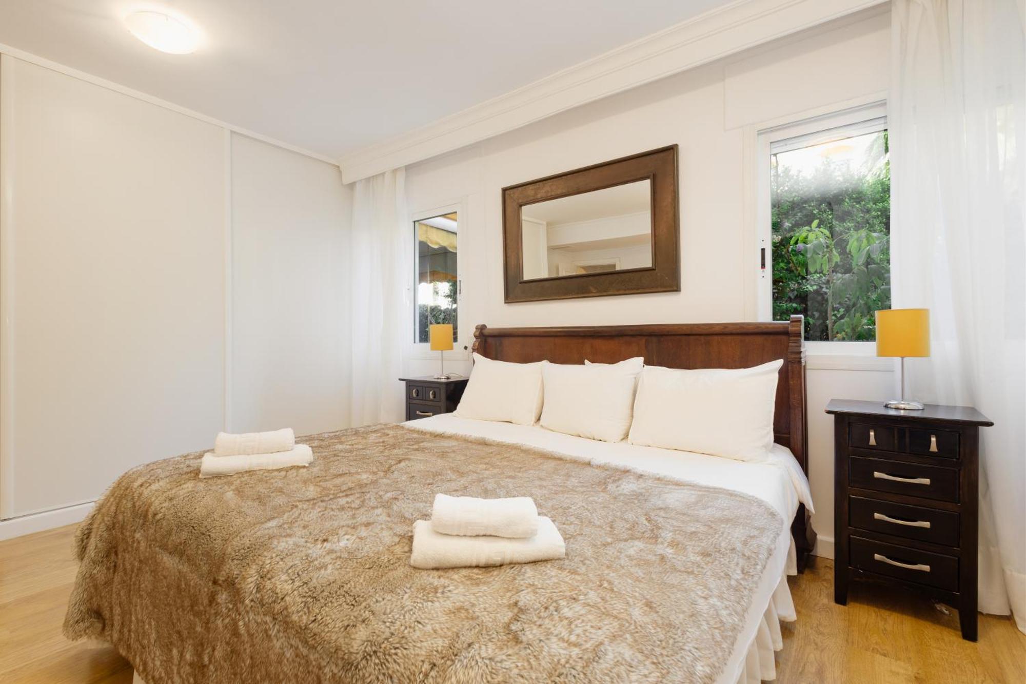 Ground Floor Holiday Apartment With Terrace And Pool In Puerto Banus, Marbella Bagian luar foto