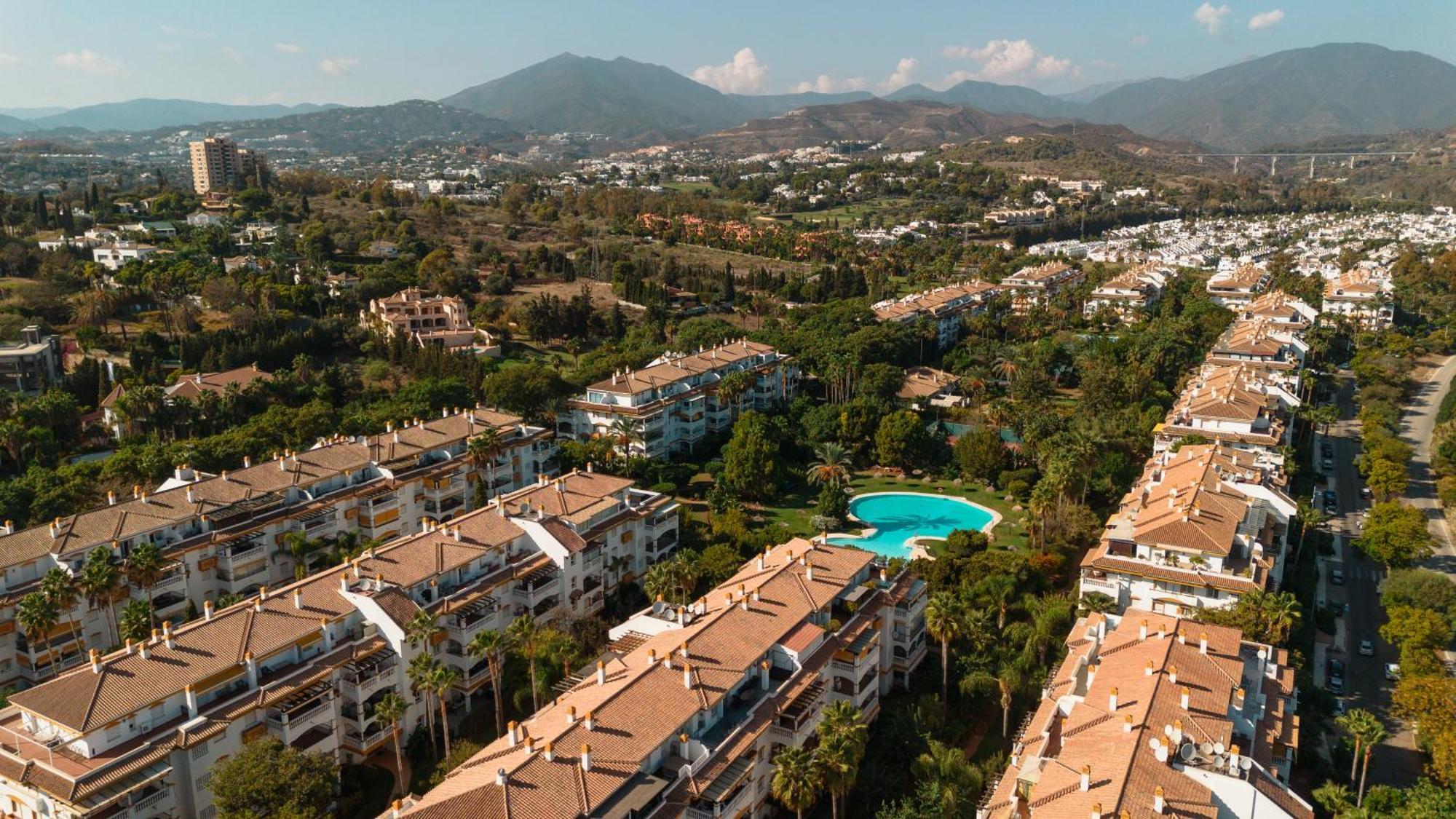 Ground Floor Holiday Apartment With Terrace And Pool In Puerto Banus, Marbella Bagian luar foto